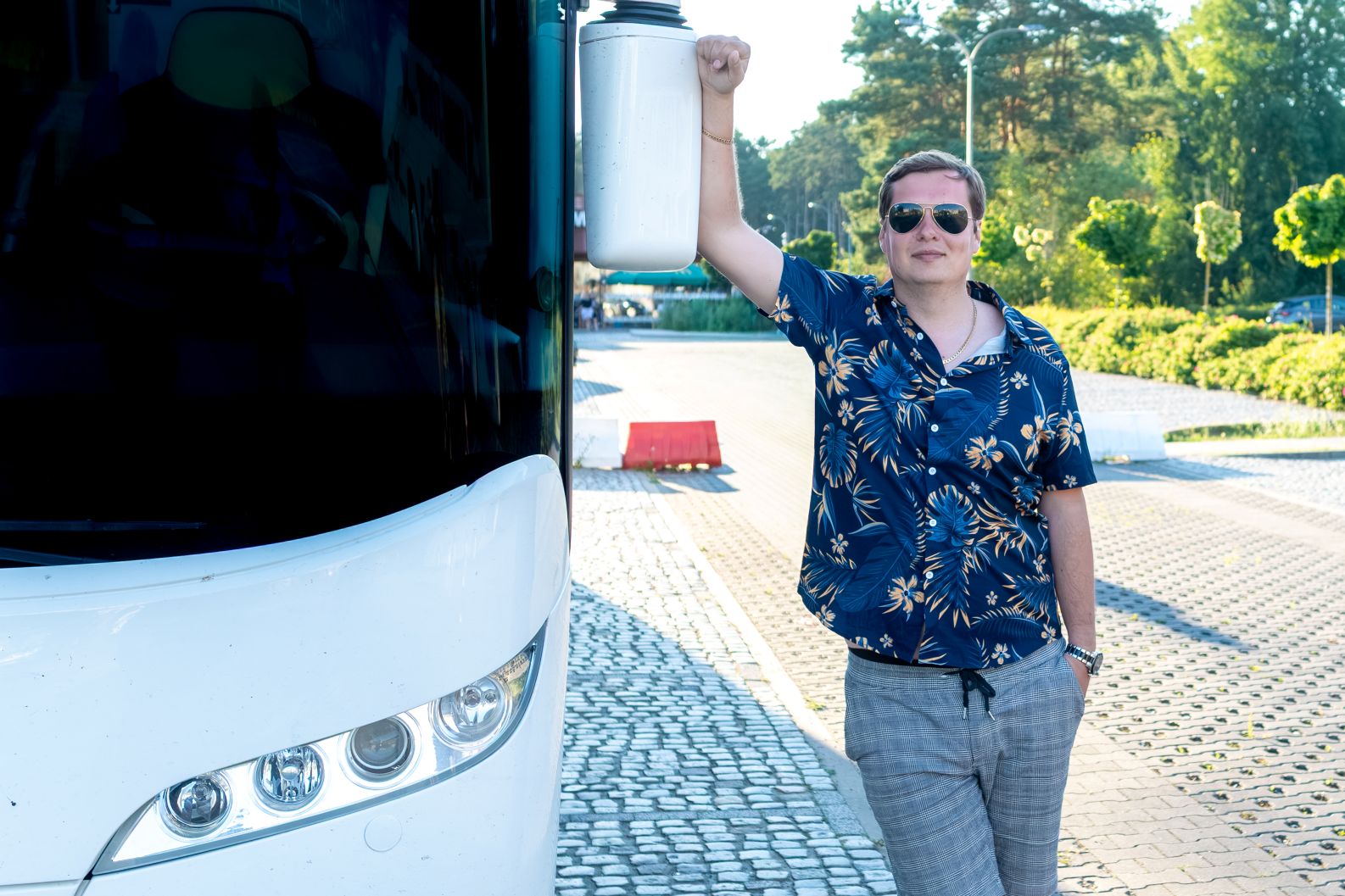 Burchacki Bus am Hotel bei Sonnenuntergang